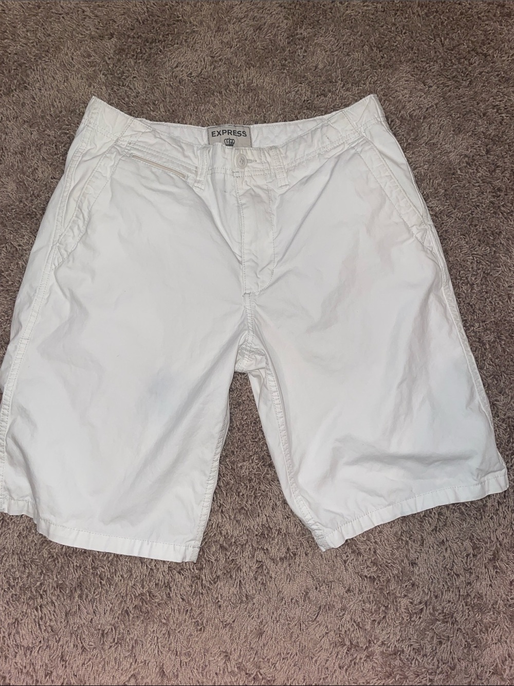 Gently worn Express Men’s White Flat-Front Casual Shorts size 33